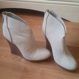 Jennifer Lopez tan wedges booties